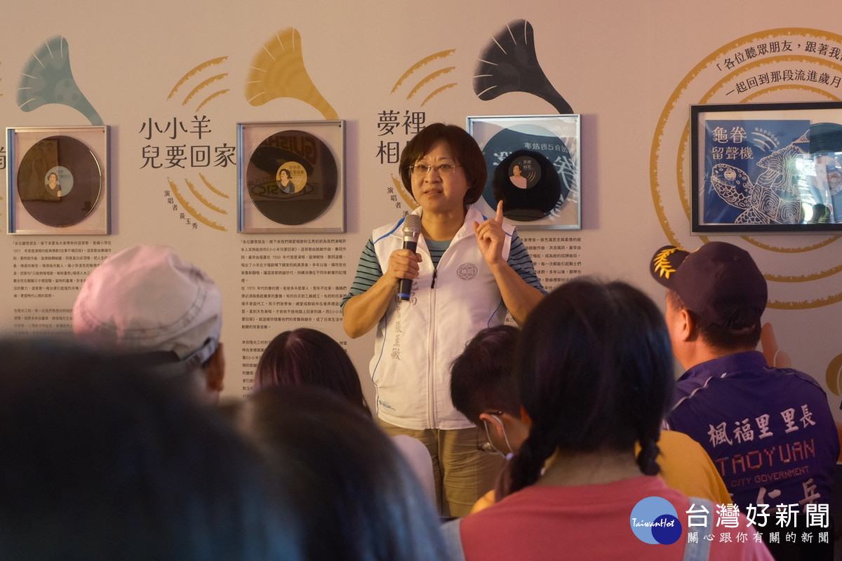 桃園市政府文化局主任秘書張至敏為「龜眷長輩圖」徵件比賽進行頒獎。<br />
