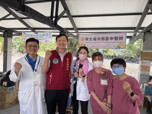 衛生福利部附屬醫療及社會福利機構管理會（簡稱衛福部醫福會）副執行長王裕煒（左二），今（11）日在花蓮醫院林哲民副院長（左一）陪同下，前往花蓮光復佛祖路旁「臺中醫院醫療站」探視傷者與災民就醫狀況，也跟醫療站的柯昊錚醫師（中）、蕭子涵（右一）與洪瑜緹（右二）兩護理師說聲「辛苦了！」圖片提供／台中醫院