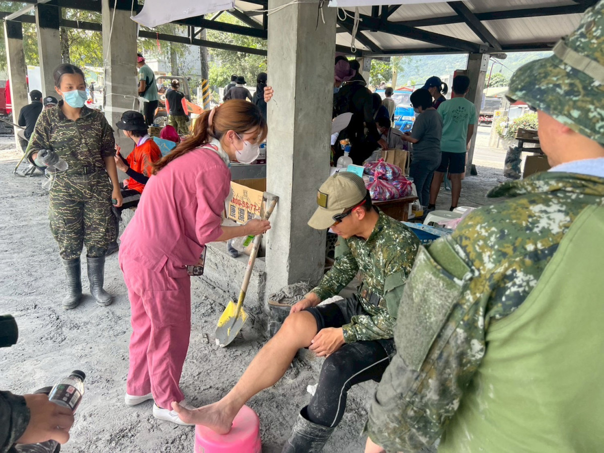 臺中醫院醫療站就設在災情第一線佛祖街上，許多鏟子超人挖掘泥沙過程中遭鐵釘刺傷或家具割傷就醫。圖片提供／臺中醫院