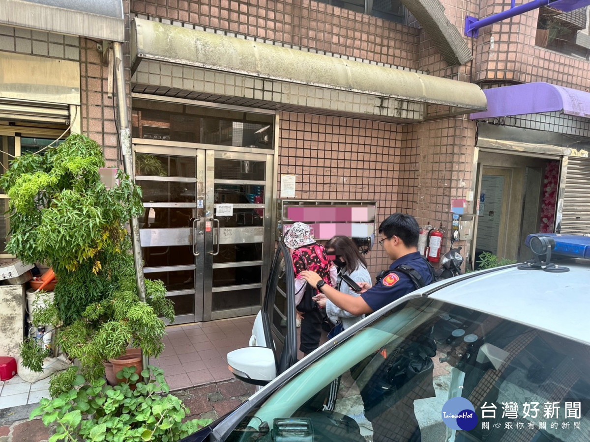 壢警熱心助迷途長者返家。