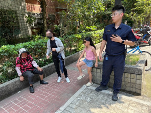 壢警熱心助迷途長者返家。