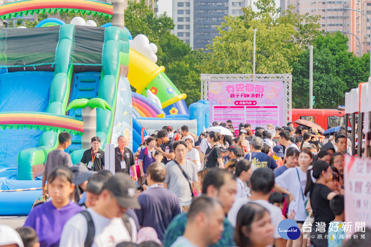 「有愛無礙親子泡泡派對」於桃園藝文廣場歡樂登場。
