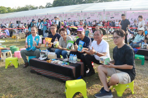 許縣長與信義鄉農會推薦豐盛的野餐趣活動。（記者扶小萍攝）