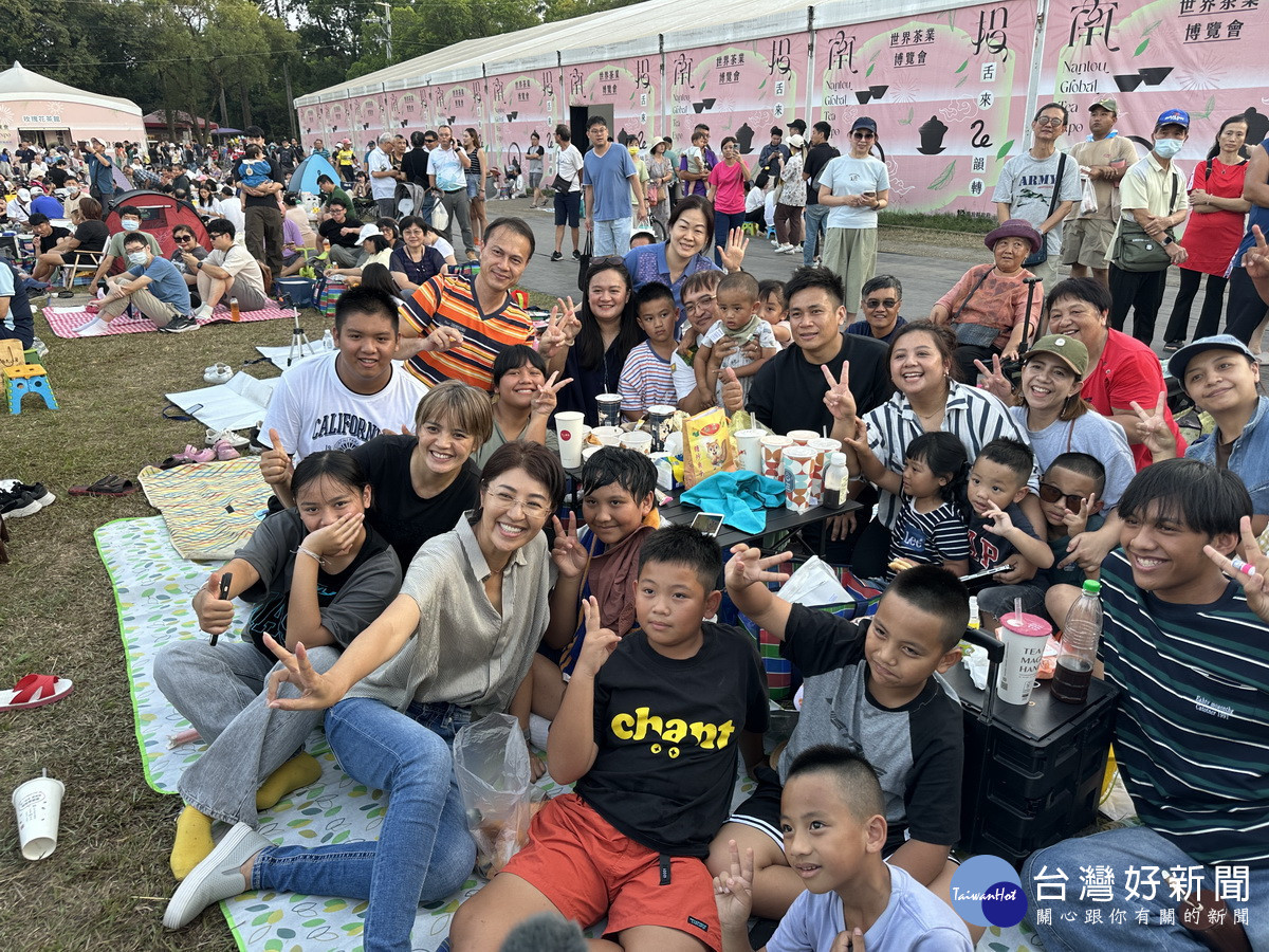 信義鄉原鄉朋友齊聚與許縣長合影。（記者扶小萍攝）