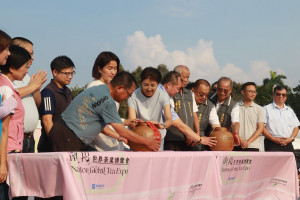 許縣長與農會三長及來賓為茶博閉幕進行封茶儀式，代表永續傳承。（記者扶小萍攝）