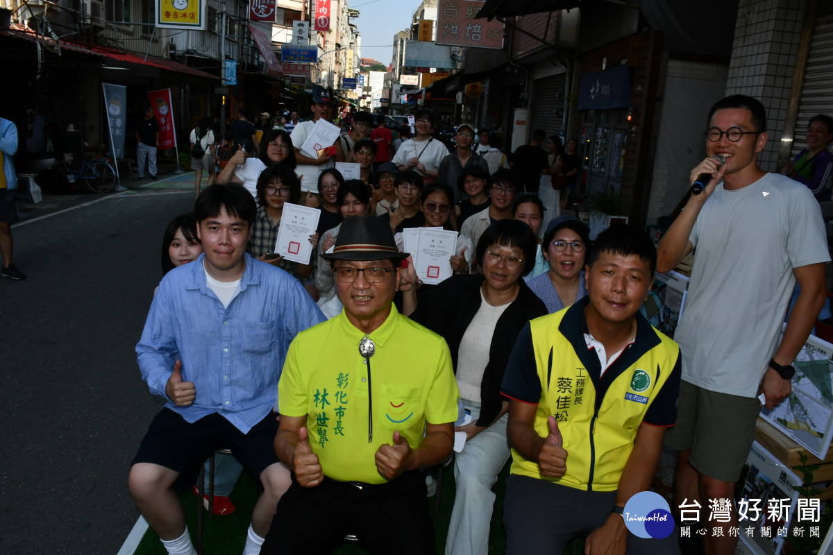 林世賢市長和參加活動佈置隊伍的成員大合影喊讚。圖／記者鄧富珍翻攝