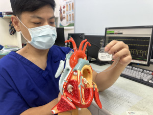 豐原醫院心臟內科主任程建銘說明，體內去顫器是一種可長期監測心律、當心律異常時自動施以電擊復律的裝置。