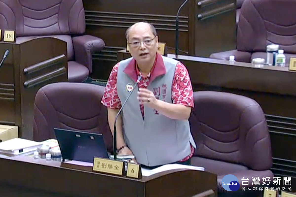 桃園市議員劉勝全於議事堂進行質詢。<br />
