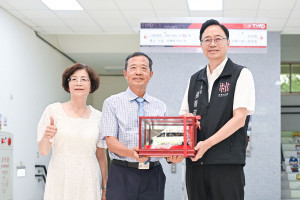 林坤言先生及呂定蓉女士捐贈消防局救護車捐贈典禮，市長張善政回贈感謝狀及救護車模型。