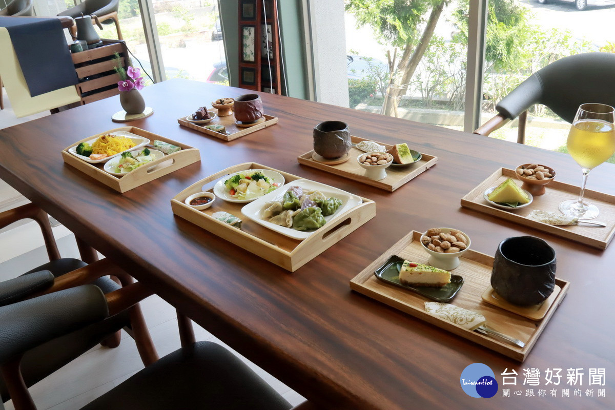 餐食有薑黃麵、茶水餃等特色餐。（記者扶小萍攝）