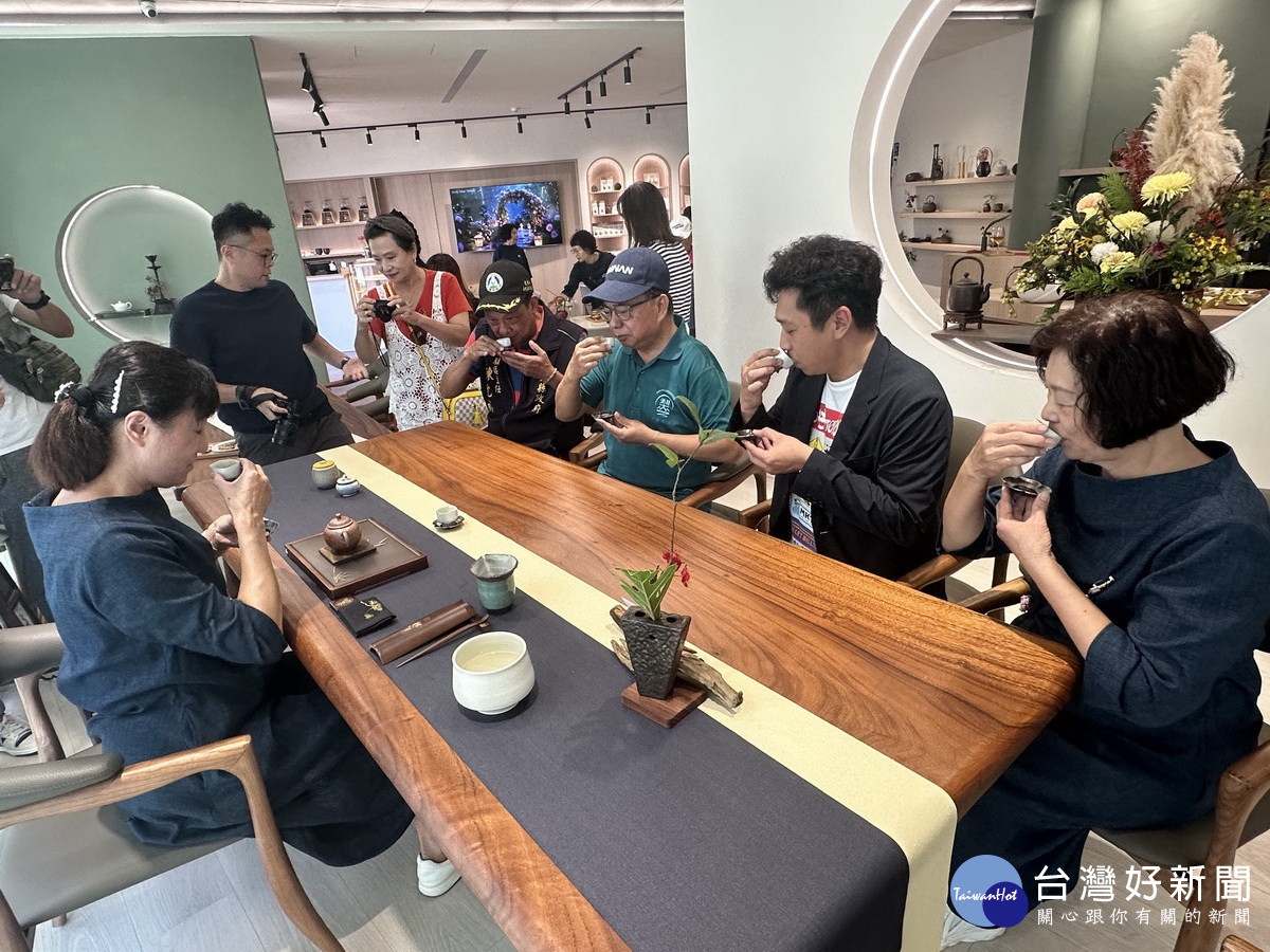 歡迎來身心靈療癒場域喝茶。（記者扶小萍攝）