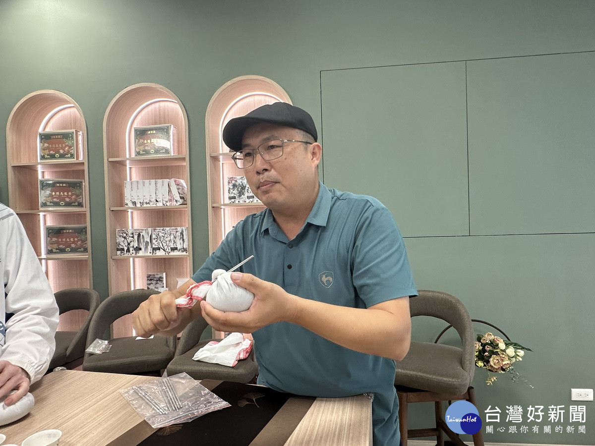 手作茶球體驗十分有趣。（記者扶小萍攝）