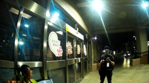 北鎮派出所員警到場協助電請計程車搭載康男返家／警方提供