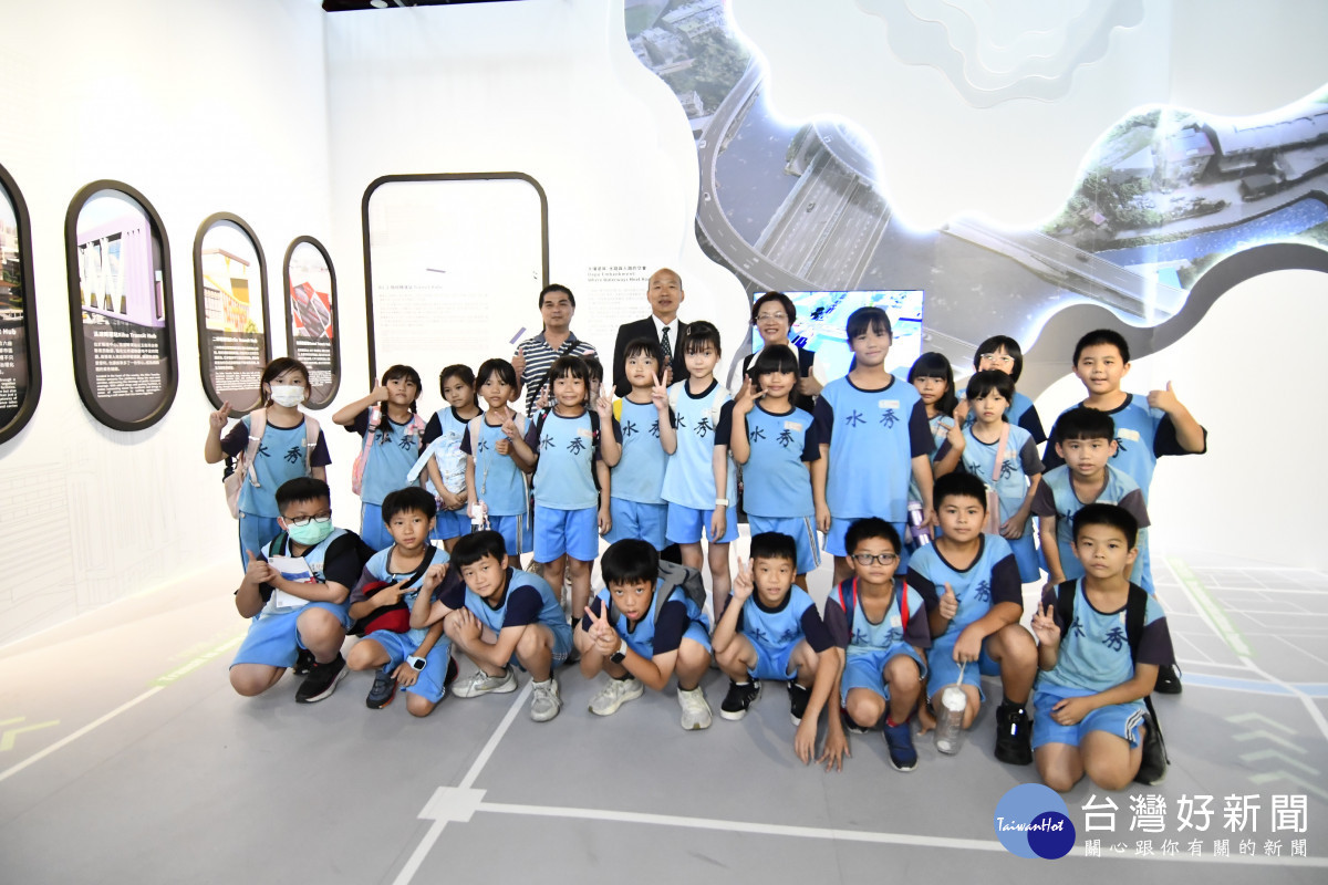 韓國瑜院長參訪台灣設計展，盛讚彰化展區創意豐富、高手在民間。圖／記者鄧富珍攝