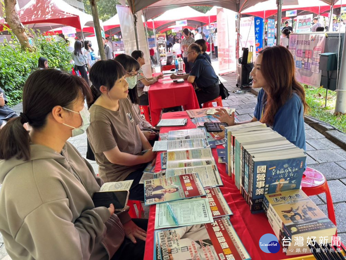 嶺東科大《2025工讀、實習暨就業博覽會》近40家企業提供實習、全職、工讀與兼職機會。(圖/嶺東科技大學)