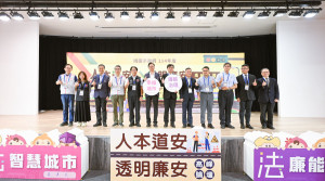 桃園市長張善政出席「114年『人本道安．透明廉安』高峰論壇」與貴賓們合影。
