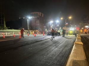 平鎮環南路地下道10/15竣工，請駕駛人依交維人員指引行駛。