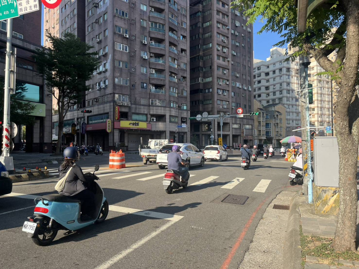 平鎮環南路地下道10/15竣工，請駕駛人依交維人員指引行駛。