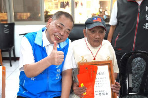 副縣長陳見賢（左）拜訪百歲公王石金（右）。