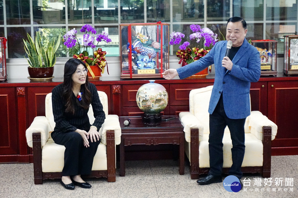 國民黨主席候選人鄭麗文前來拜會，桃園市議長邱奕勝表達祝賀與支持。<br />
