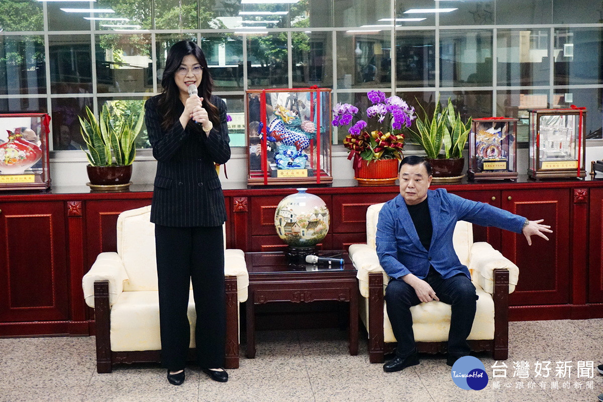國民黨主席候選人鄭麗文拜會桃園市議長邱奕勝爭取支持。<br />
