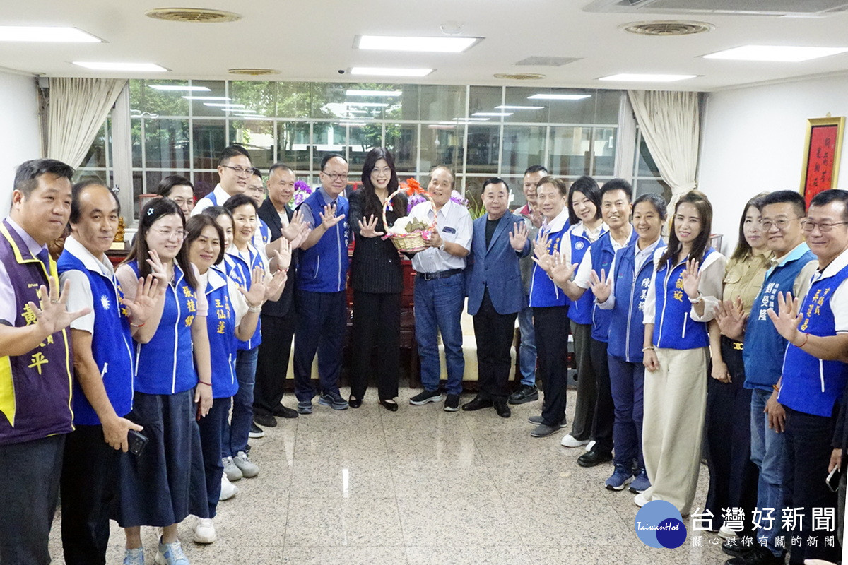 國民黨主席候選人鄭麗文拜會桃園市議長邱奕勝，藍營議員們贈「凍蒜」手比5號預祝當選。