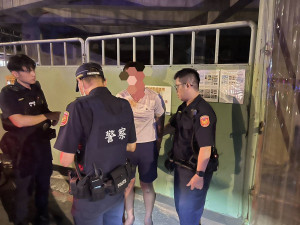 警匪追逐戰，在追捕過程中連開5槍擊中輪胎，攔截包夾逮捕。