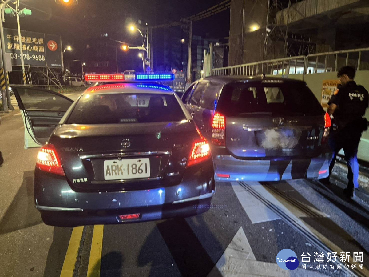 警匪追逐戰，在追捕過程中連開5槍擊中輪胎，攔截包夾逮捕。