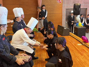 敏實科技大學餐飲管理系舉辦年度「拜師禮」。