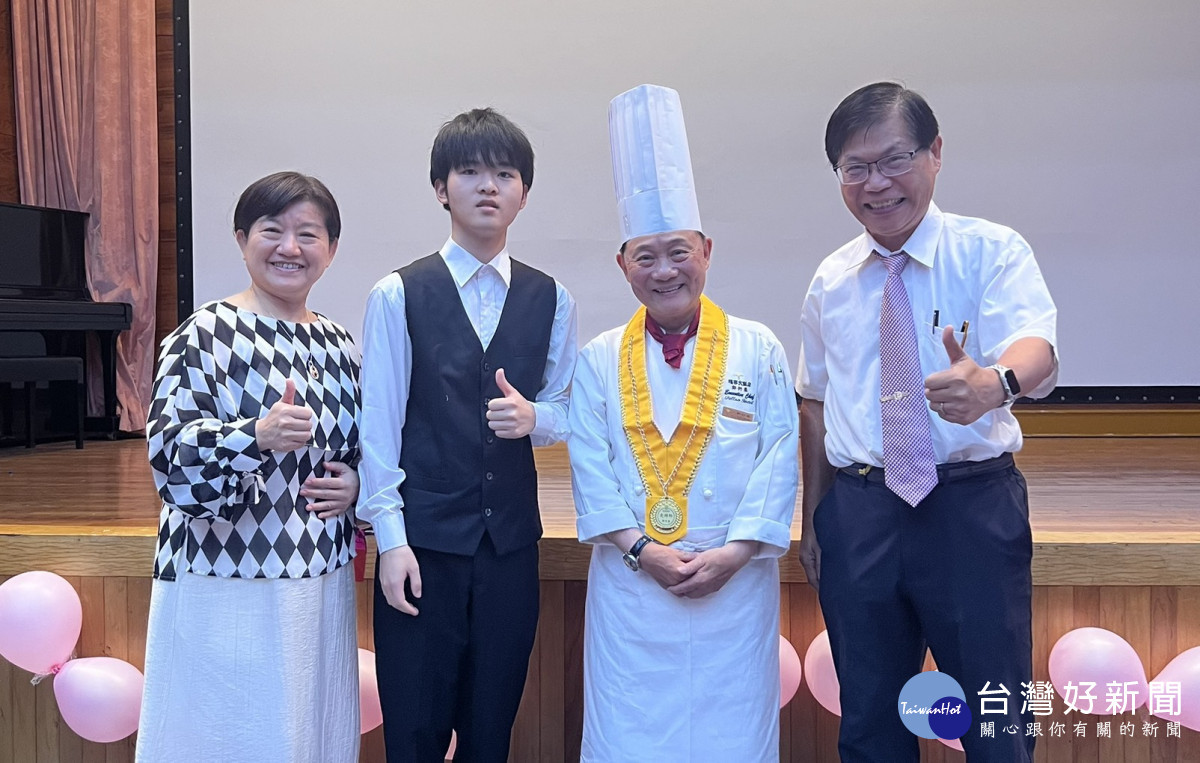 享譽國際的國宴主廚阿基師（鄭衍基）擔任「拜師禮」活動嘉賓。