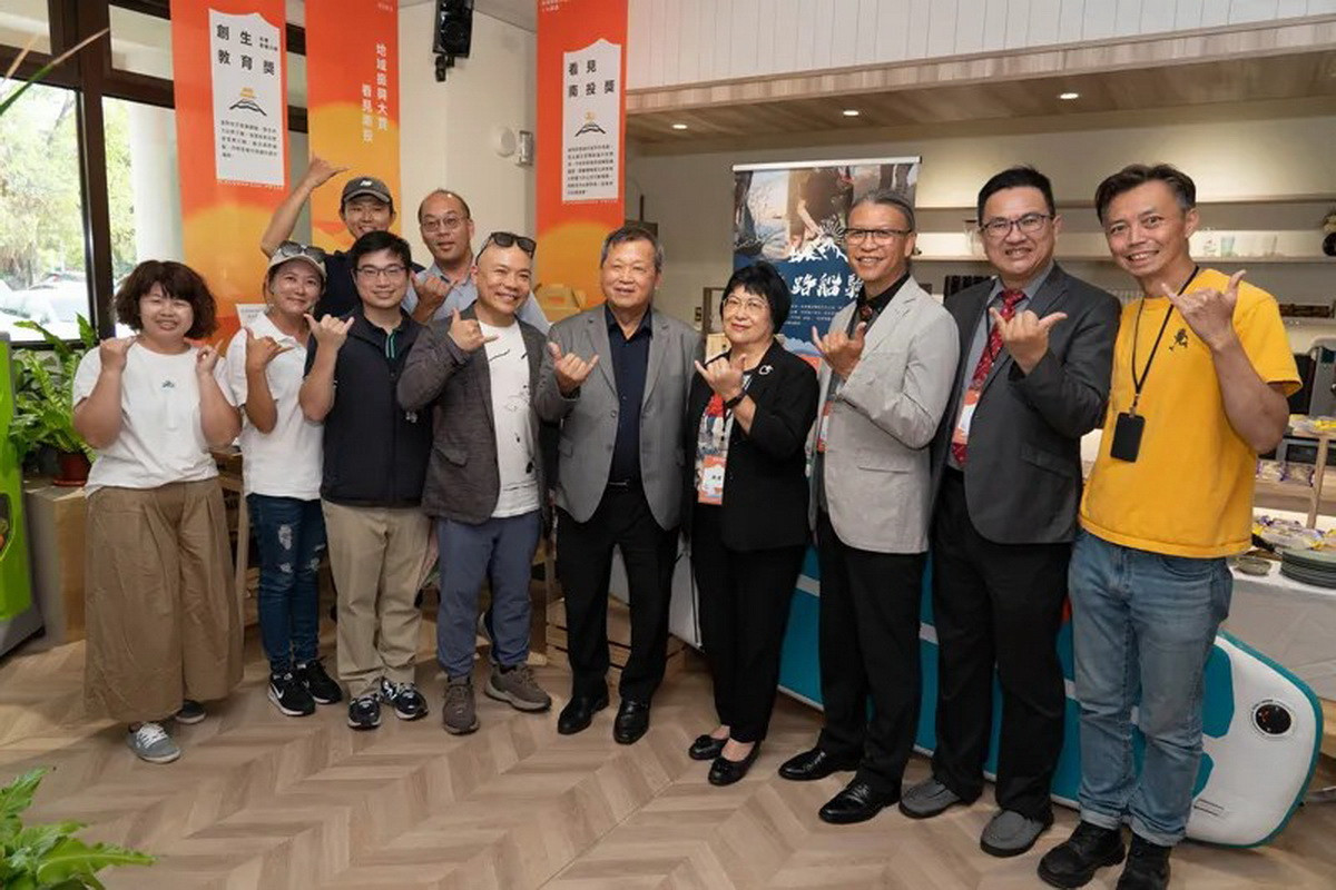 副縣長王瑞德與夢工廠吳宜叡等貴賓參訪第五屆地域振興大賞南投入圍團隊攤位。（半山夢工廠提供）<br />
