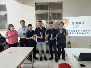 楊梅警工業區外籍移工防詐有獎問答互動宣導。