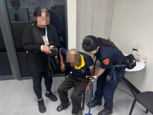 老翁迷途夜行中壢街頭，壢警暖心送返家。