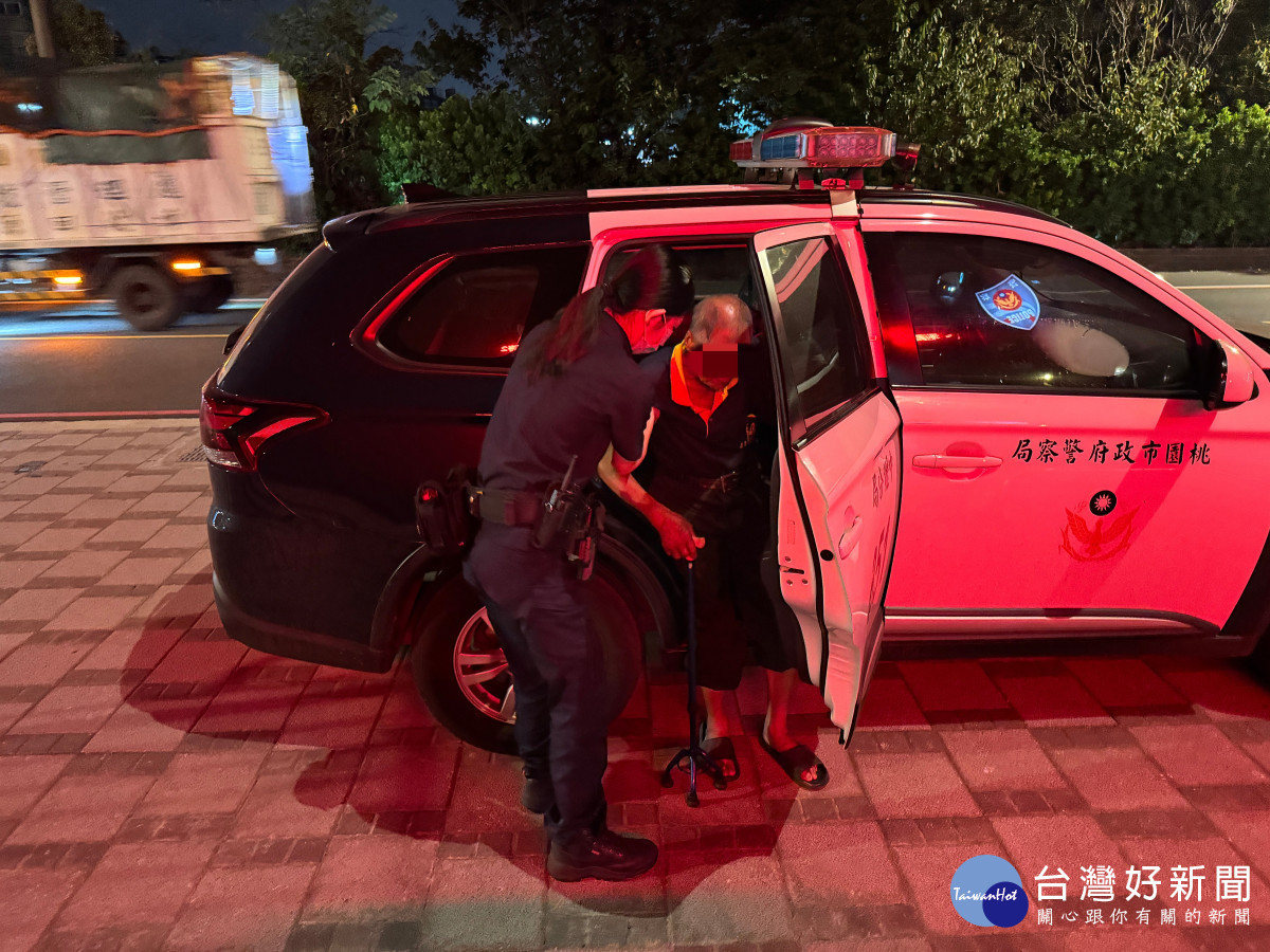 老翁迷途夜行中壢街頭，壢警暖心送返家。