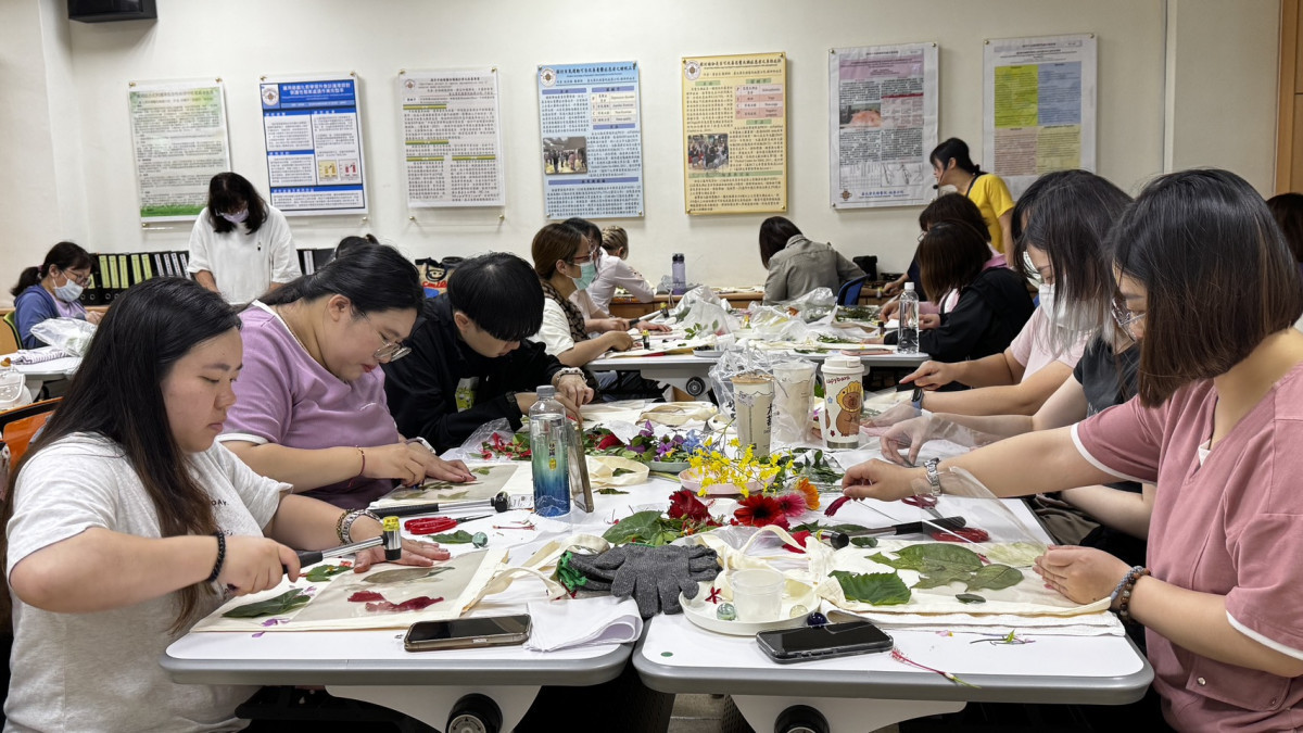 護理師們全神貫注投入植物拓染創作，現場洋溢靜謐而療癒的氛圍
