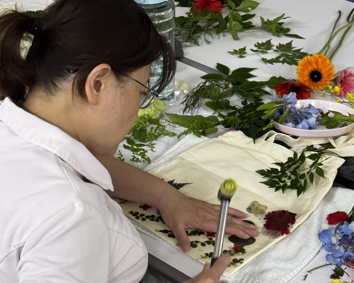 護理師在植物拓染中找到片刻放鬆，心情隨色彩慢慢舒展