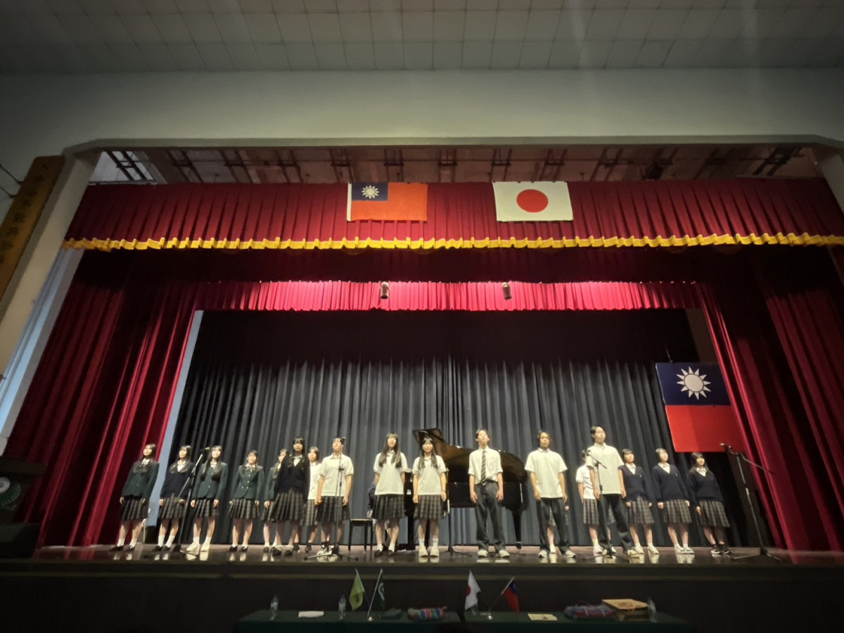 小松市高校合唱團表演。圖／記者鄧富珍翻攝