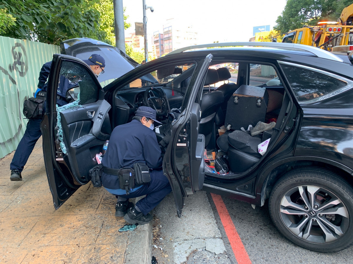 越南籍駕駛衝撞警車，龜山警連開2槍後逮人。