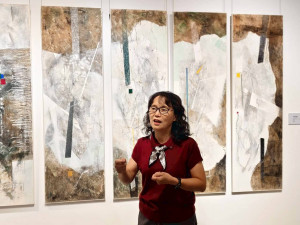 以畫筆書寫鄉愁的吟唱，油畫家陳美惠〈大地行吟〉展現土地的呼吸。圖／記者鄧富珍翻攝