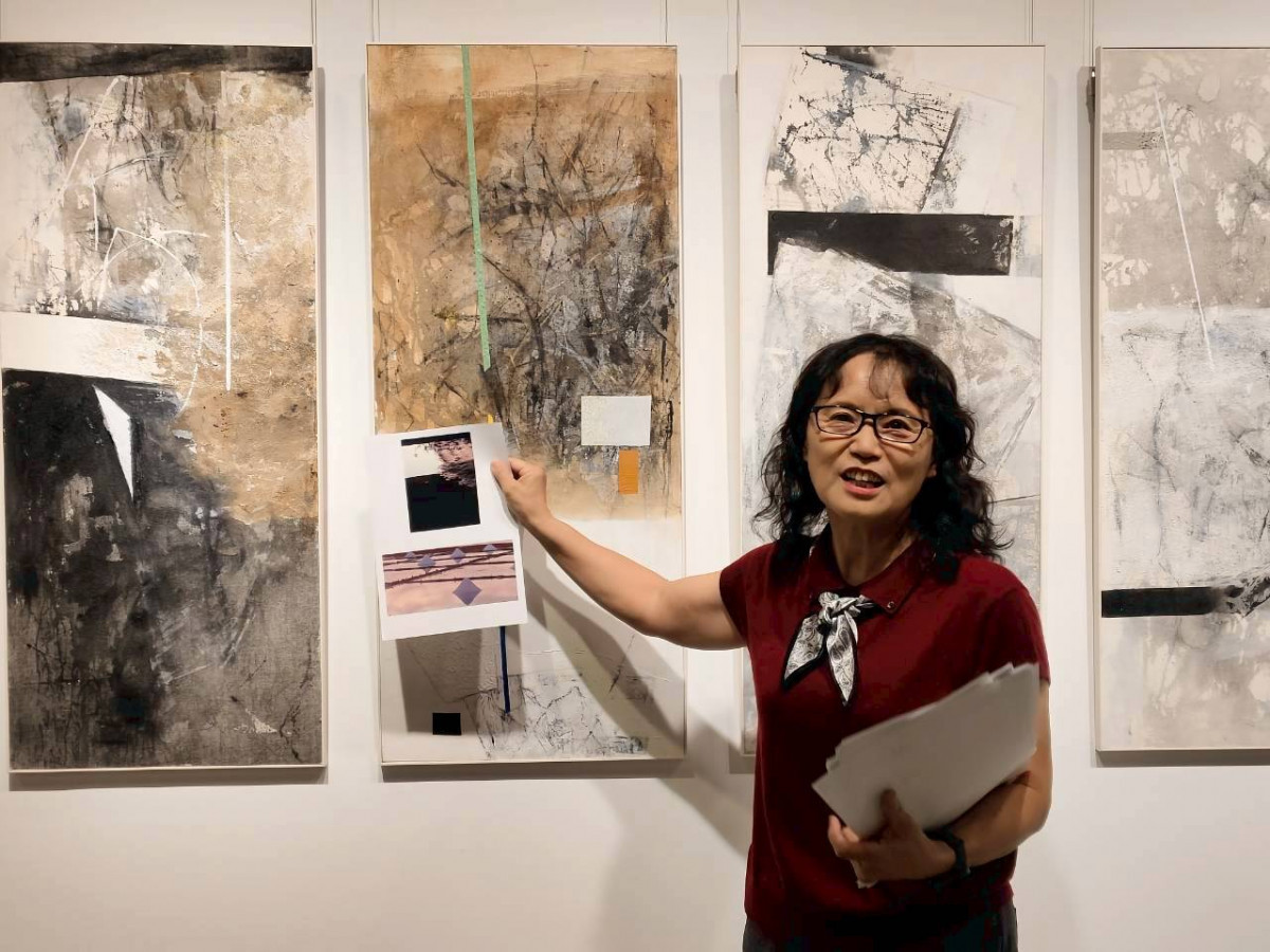 以畫筆書寫鄉愁的吟唱，油畫家陳美惠〈大地行吟〉展現土地的呼吸。圖／記者鄧富珍翻攝