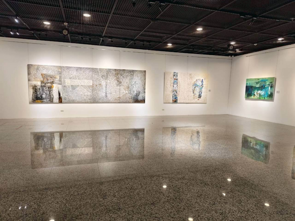 以畫筆書寫鄉愁的吟唱，油畫家陳美惠〈大地行吟〉展現土地的呼吸。圖／記者鄧富珍翻攝