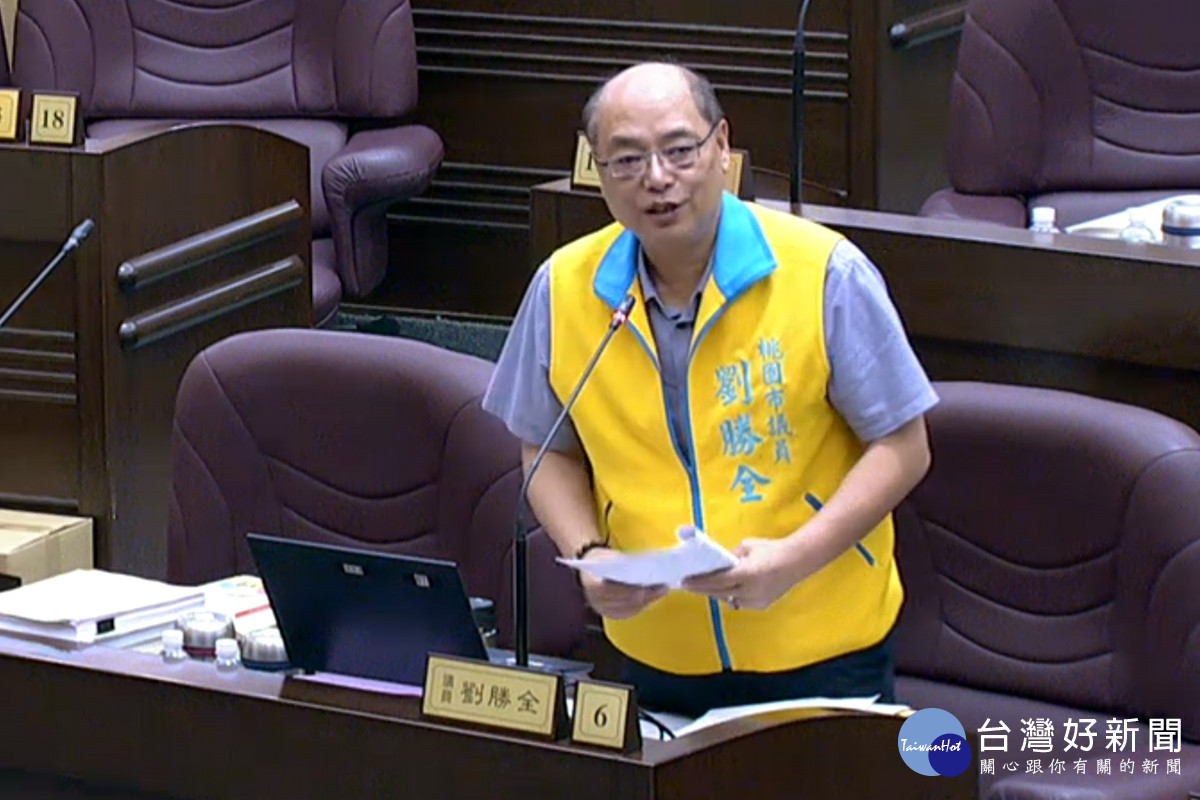 桃園市議員劉勝全於議事堂質詢交通局長張新福。<br />
