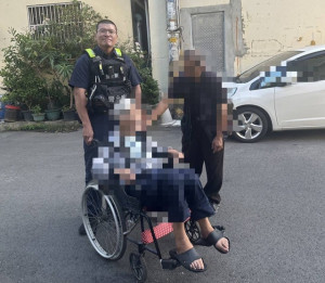 警助老翁回家。林重鎣