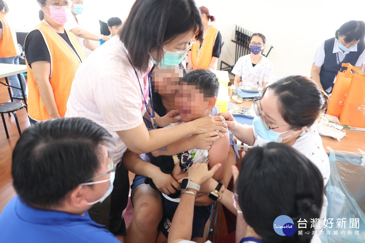 宏仁醫院校園疫苗開打   志工媽媽幫大忙接種不卡關