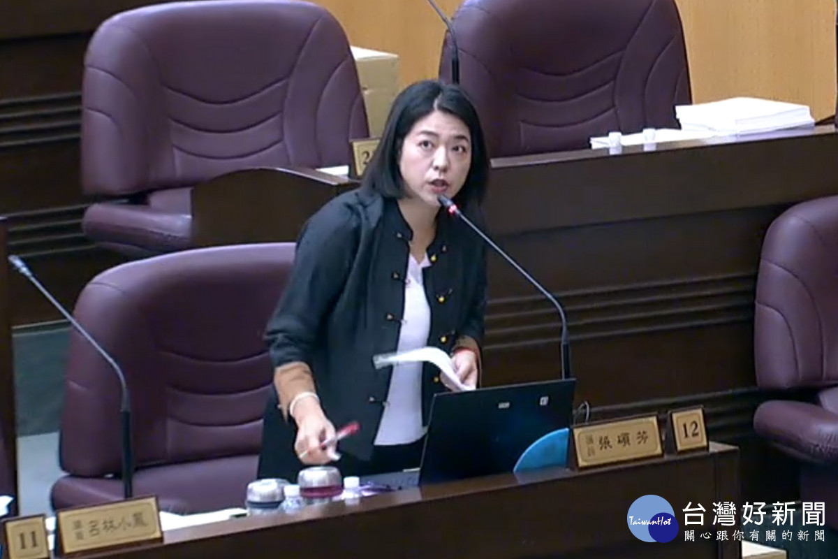 桃園市議員張碩芳於議事堂進質詢。<br />
