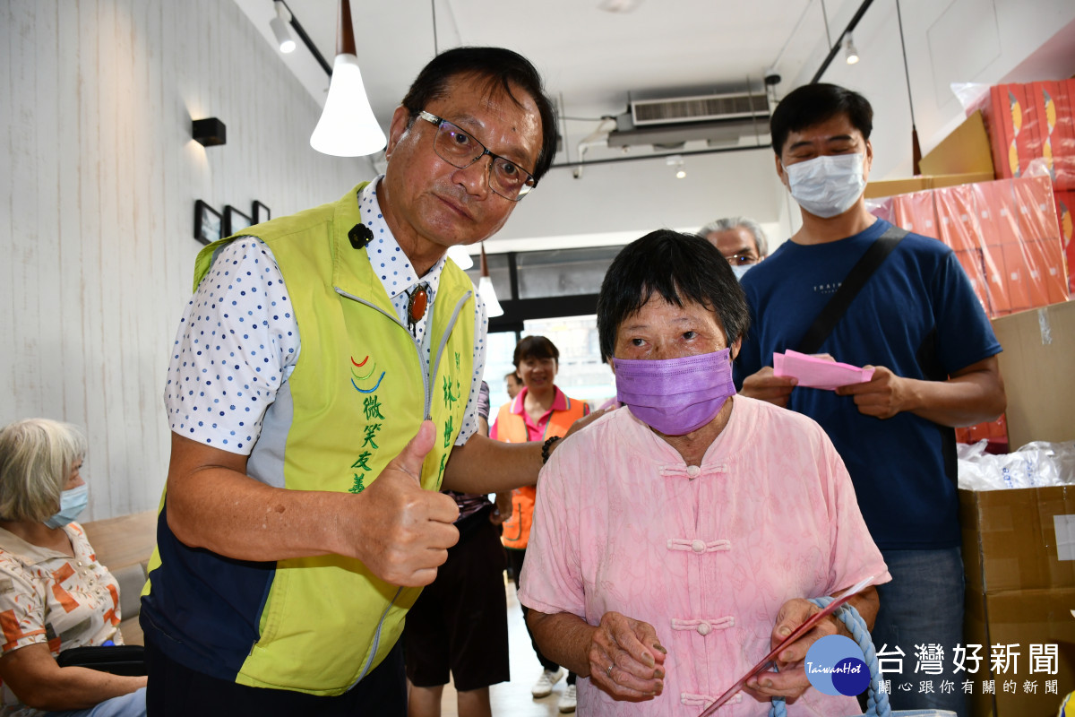 林世賢市長在大竹里發放重陽敬老禮金並向長者賀節。圖／記者鄧富珍翻攝