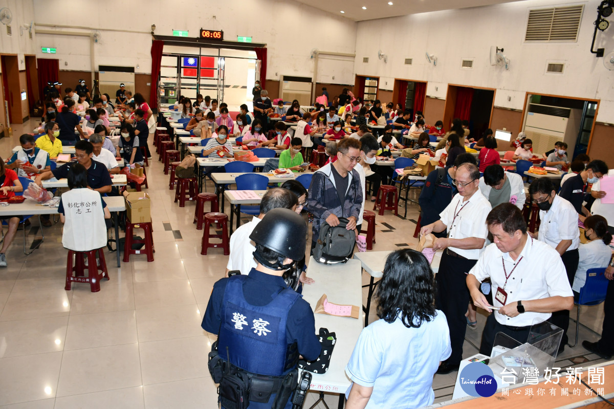 彰化生活藝文館數百人點鈔警方嚴密防護。圖／記者鄧富珍翻攝