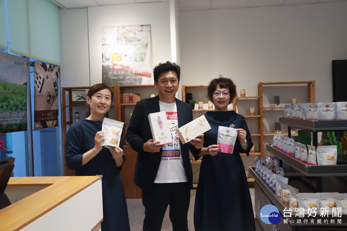 遊客中心另開發特色產品門市。（記者扶小萍攝）