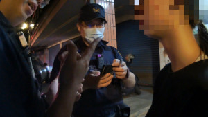壢警主動關懷ATM民眾，即時攔阻10萬元詐騙。