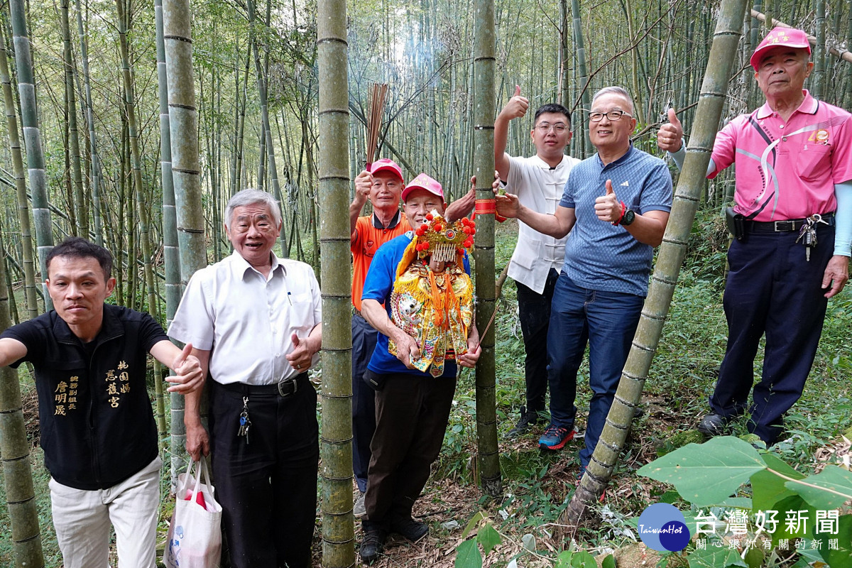 慈護宮委員們恭請天上聖母親臨南投竹山林場，挑選燈篙竹順利完成